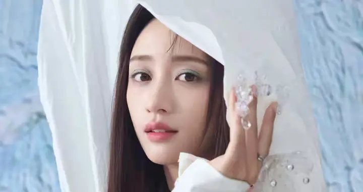 纯白之境里的灵动诗篇——品黄婷婷写真中的纯净与韵致