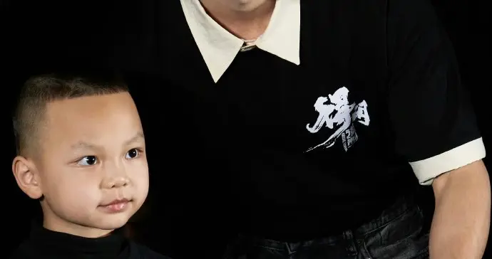 肖战新片暖心名场面！小演员三次婉拒亲吻太萌了\uD83D\uDE2D