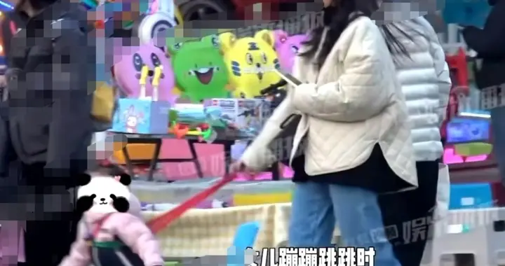 网友偶遇王鸥带女儿出来玩，她女儿长得很像妈妈