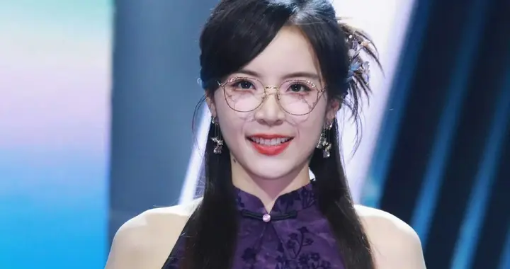 余霜阿姨|紫色旗袍+金丝眼镜，这身材比例谁看了不夸