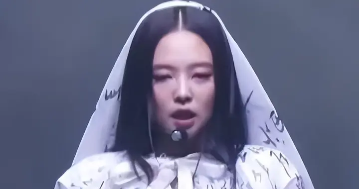 jennie的MMA舞台偷文化，穿毛笔字的衣服，粉丝表示汉字不算中文