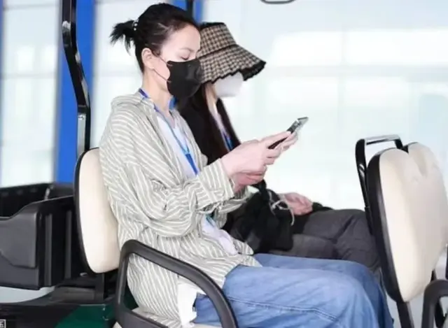 王菲平价穿搭亮相机场，279元衬衫490元鞋，粉丝既心酸又高兴