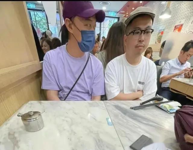 网友吃饭偶遇陈奕迅，桌子不够，拼桌来凑，还是港台艺人接地气