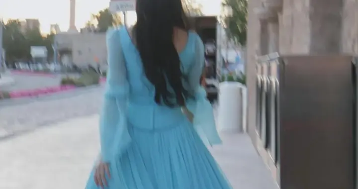 宋慧乔晒迪拜蓝裙背影照！和穿风衣完全是两种风格，美的多元化