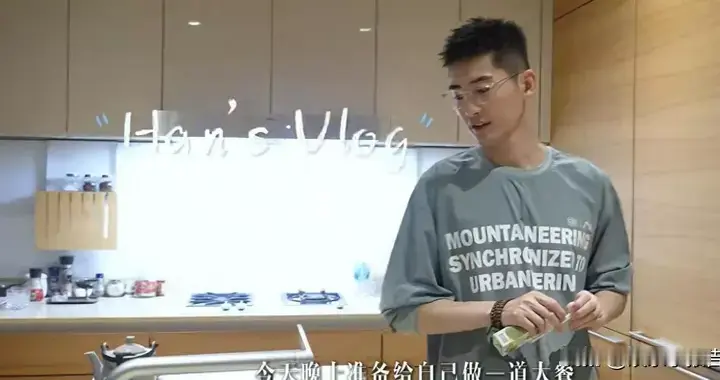 张翰独居北京大平层，女友首次公开靓丽，两人共食一碗面