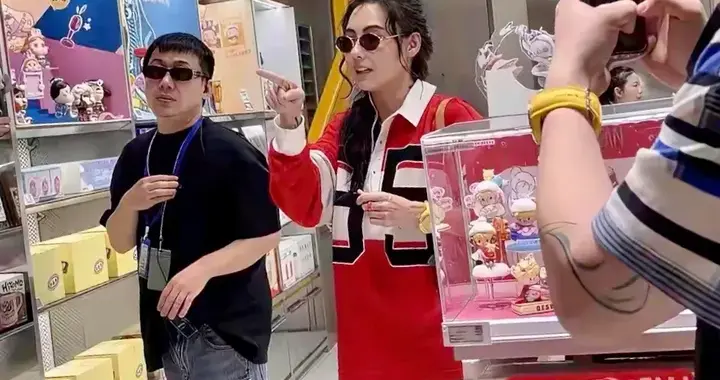 46岁张柏芝三亚逛商场被偶遇，扎着麻花辫，打扮贵气又不失少女感