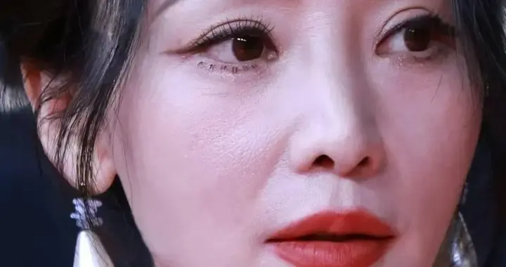 柳岩：疯狂怼脸……