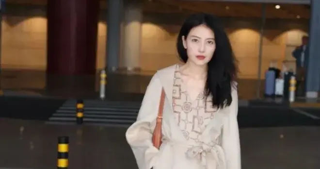 高圆圆穿出80后想要的气质感！浴袍大衣+长筒靴，简约洋气又高级