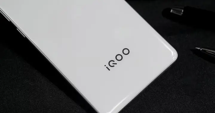 天璣9300+旗艦跌至1529元，3840HZ+144HZ直屏+6400mAh