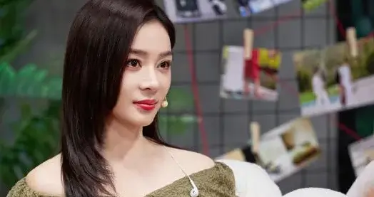 袁姗姗换风格后大变样！穿露肩上衣+丝绒半身裙，高级又洋气！