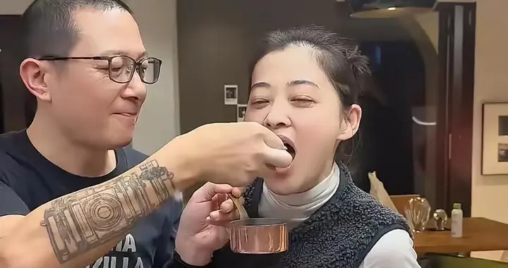 二婚的梅婷真幸福啊！别看老公纹着大花臂，生活里却格外贴心