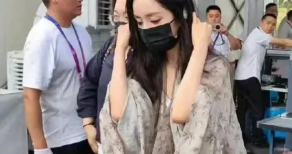 杨幂重庆参加电影节，被热到全程冷脸，失去表情管理