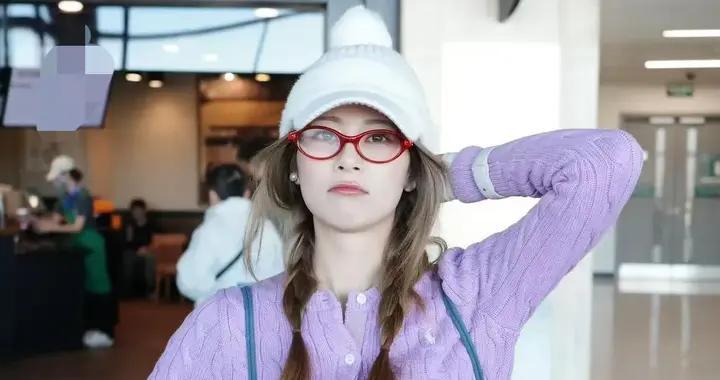 赵昭仪机场私服真会穿！香芋紫针织衫+百褶裙+厚底靴，时髦又减龄