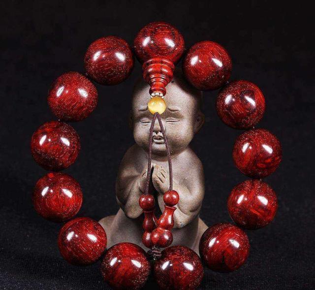 揭秘小叶紫檀“棕眼”之谜：文玩新手必知的入门指南！