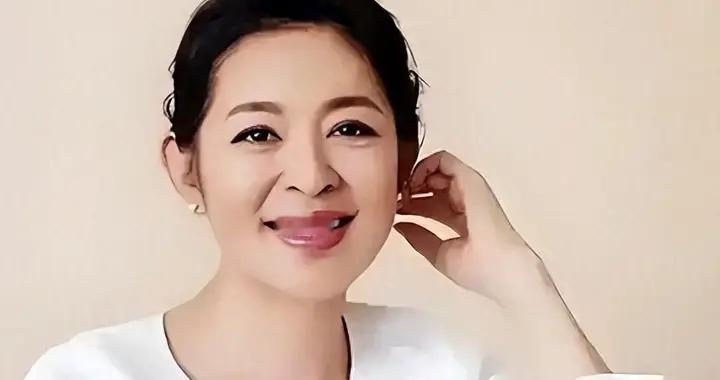 66岁倪萍庐山落泪：身家过亿难买儿媳，儿子拒婚背后隐情太扎心