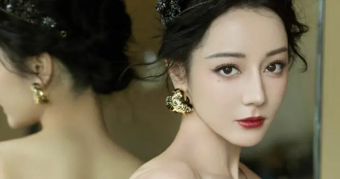 迪丽热巴黑色鎏金薄纱礼裙太惊艳！高贵优雅，彰显女性自信与魅力