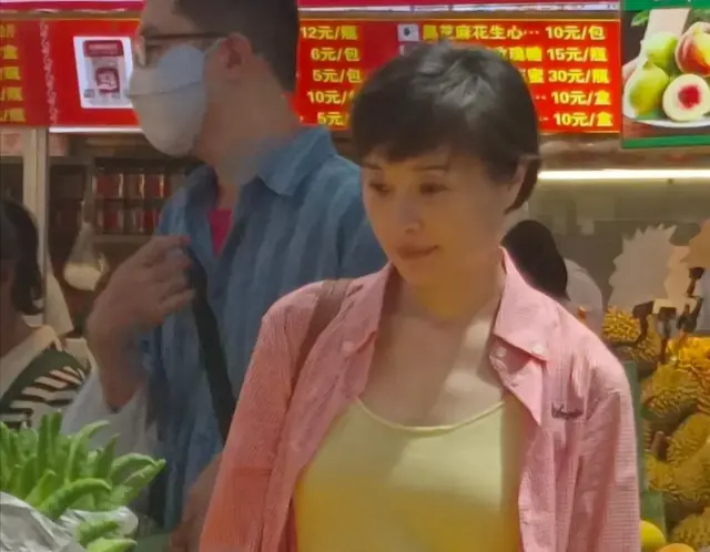 53岁吴越逛云南菜市场，穿衣时尚，皮肤很白，一个人过得潇洒自在