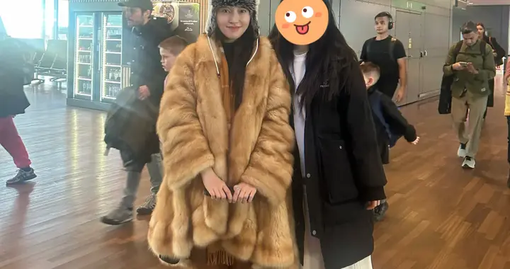 金莎孙丞潇机场被偶遇，手上戴着求婚戒指，穿搭一看就很中年妇女