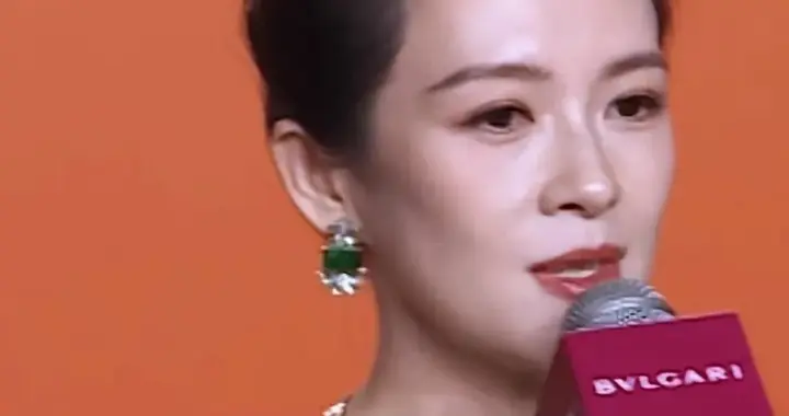 章子怡依旧疼爱小苹果，自称有两个女儿，小苹果爱她胜过亲妈