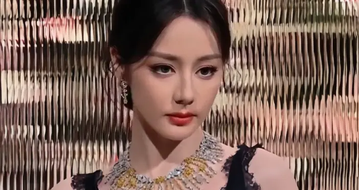 迪丽热巴“黑天鹅”炸场迪奥晚宴！