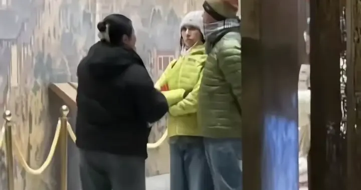 刘青云陪老婆逛洛阳，郭蔼明穿羽绒服配破洞裤，看着比老公小一轮