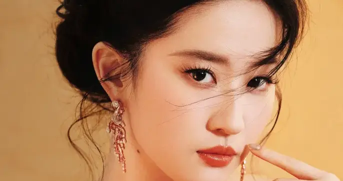 刘亦菲：绯羽若桃夭，尽染胭脂色，玫瑰美人