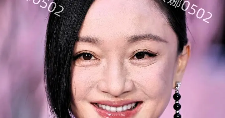 香奈高定秀上的周迅，一身红衣表情灵动但个子小衣服有点撑不起来