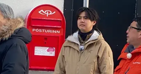 片寄凉太国外拍摄被偶遇，路透生图发福明显，网友调侃是胖寄凉太