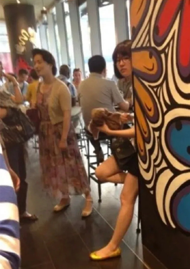 路人偶遇刘亦菲，她剪妹妹头稚嫩像初中生，妈妈穿碎花裙气质优雅