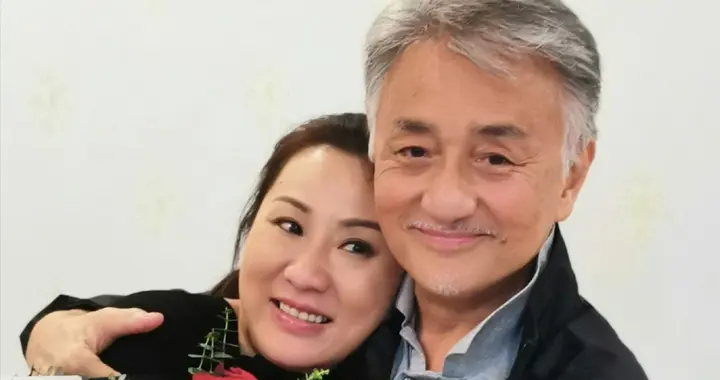 66岁吴岱融庆祝结婚30周年，给妻子送花简单过，自曝财产全给妻子