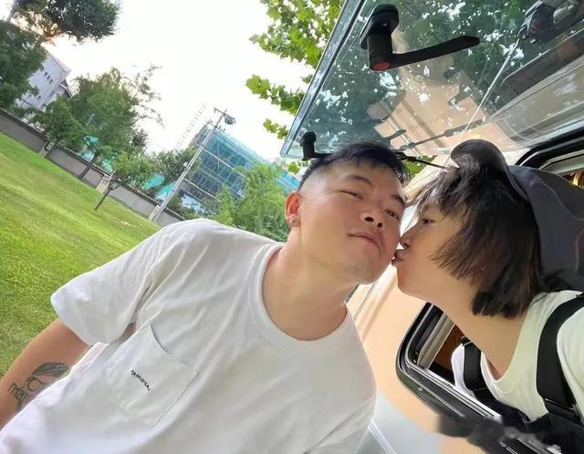 黄雅莉|33岁的黄雅莉准时为丈夫庆生送上香吻，两人相爱超过16年甜蜜如初