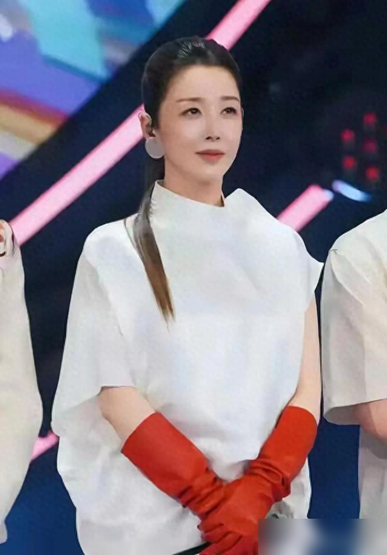 52岁孙悦美到认不出！穿白裙少女感满满，满脸胶原蛋白看着像25岁