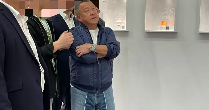 曾志伟现身茶博会，穿开叉直筒牛仔裤，像是穿了曾宝仪不要的裤子