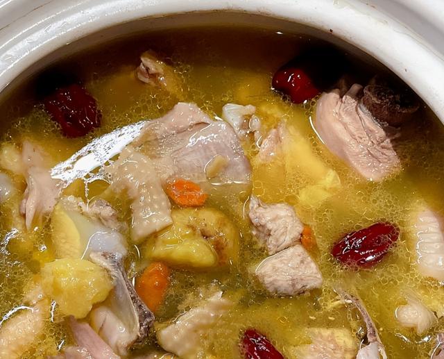 炖鸡汤调料不在多，牢记这5样，让你炖出汤鲜肉嫩，金黄没腥味