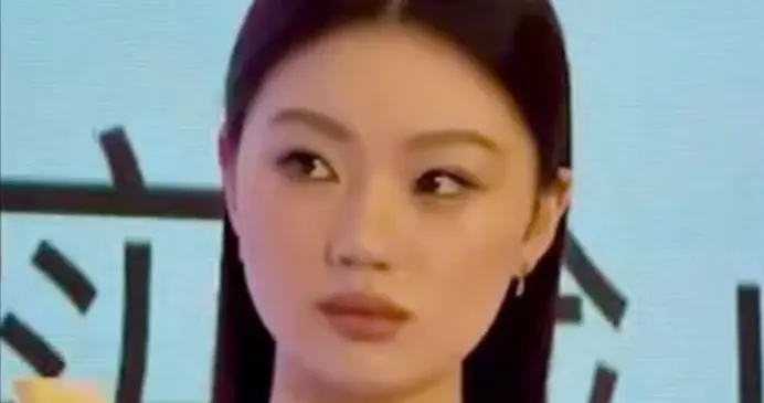 单依纯出席活动，脸大嘴肿眼神犀利，网友：这也能当明星？