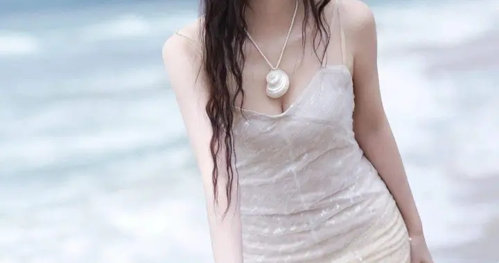 张碧晨海边休闲美图