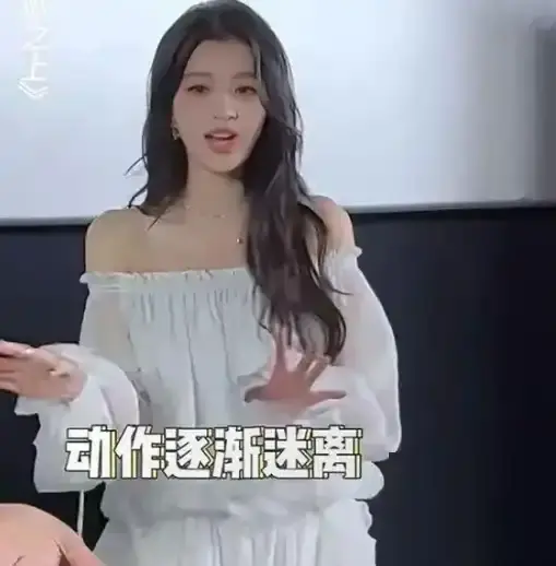 31岁孙怡跳热辣舞蹈，穿露肩超短纱裙秀S曲线，说20岁都有人信