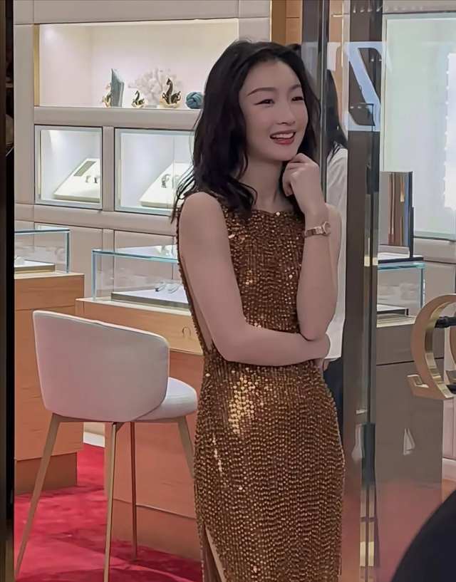 33岁周冬雨增肥后大变样！穿高开衩抹胸裙女人味十足，像换了个人