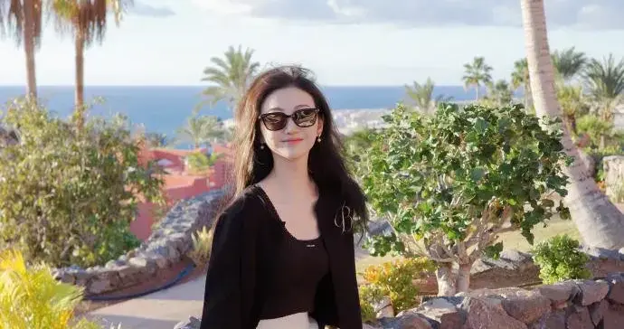 景甜换风格后气质大变！穿黑色开衫+白色半身裙+长筒靴 时髦又高级