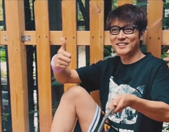 张丹峰|张丹峰离婚后晒豪宅烤全羊，喝几万洋酒举杯畅饮，疑毕莹作陪庆祝