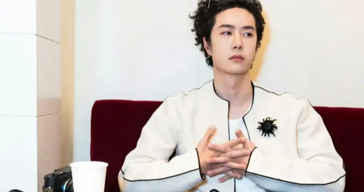 王一博借一杯咖啡的时间，藏着不慌不忙的松弛感