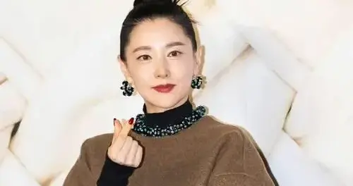 54岁李英爱增肥后美得更高级！穿棕色斗篷大衣+打底衫 差点认不出