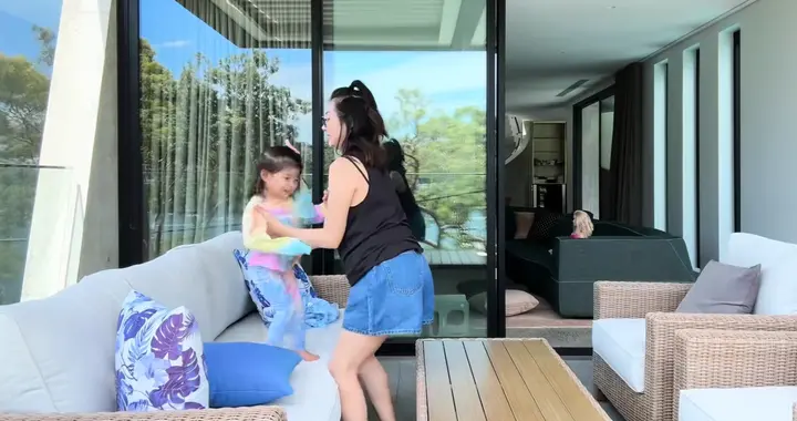 程晓玥孕7月澳洲养胎，婆婆出镜给女儿洗澡，老公在别墅游泳减肥