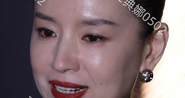 董洁今日红毯生图状态超好，自然脸即便老了也清丽脱俗十分耐看!