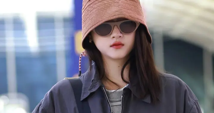 关晓彤出发米兰时装周，戴着砖红色渔夫帽，穿短裙露长腿，好青春