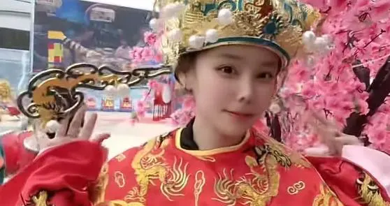 大年初五迎财神！熊磊晒财神扮相神似古风女状元，开怀大笑心情好