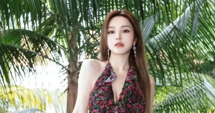 周扬青穿搭壁纸，裙装美腿，个性满满。