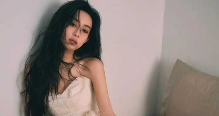 孟子义真是颜值在线，高跟美腿妆造更是吸睛。