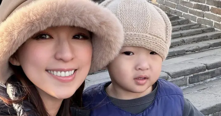 TVB前女星一家四口北京旅行！爬长城合影留念，生两子身材未走样