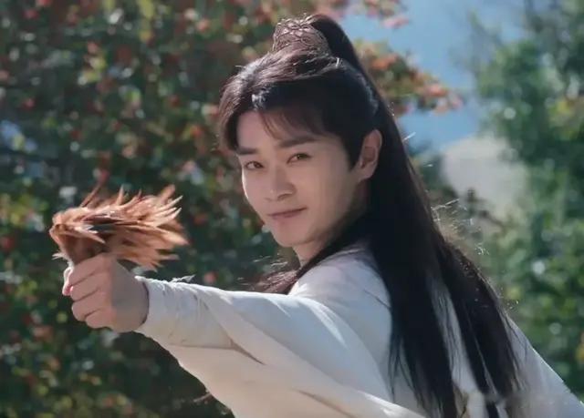 杨洋又要被配角掀桌！新剧状态输给两个镜头的曹骏，厚底鞋抢镜